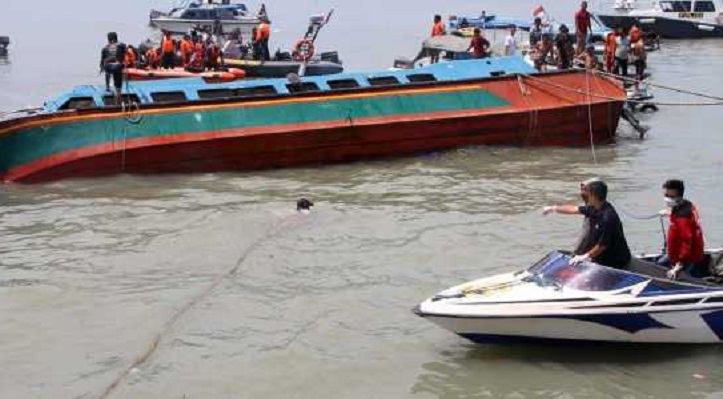 At least seven dead in Indonesia boat selfie accident