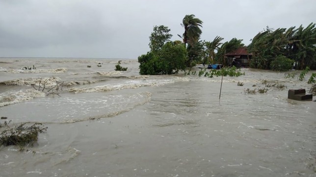 Heavy showers, swelling rivers inundate coastal areas of Satkhira