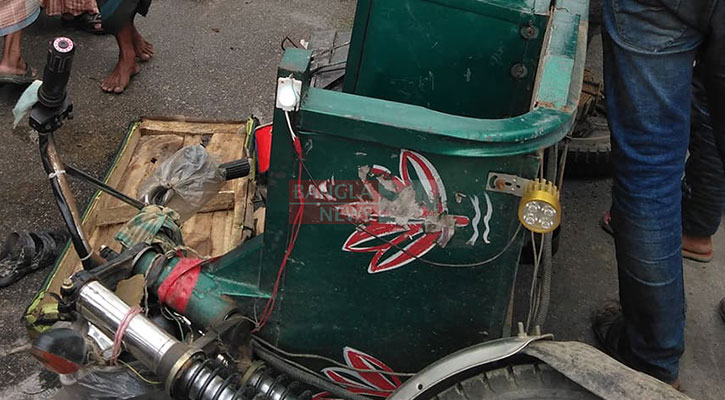 3 killed as bus rams auto-rickshaws in Bhola