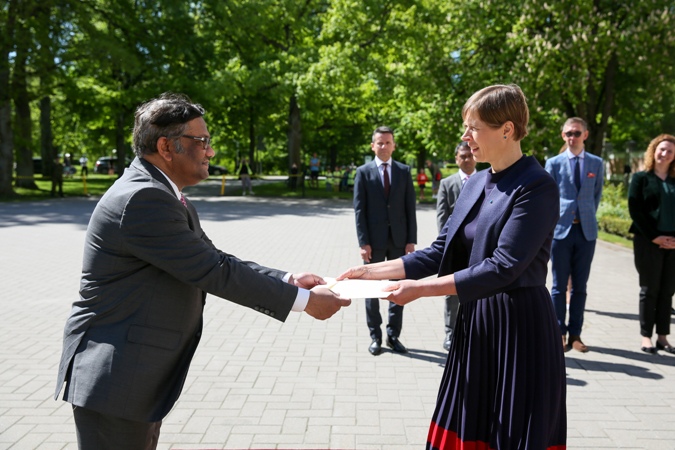 Bangladesh envoy presents credentials to Estonia president