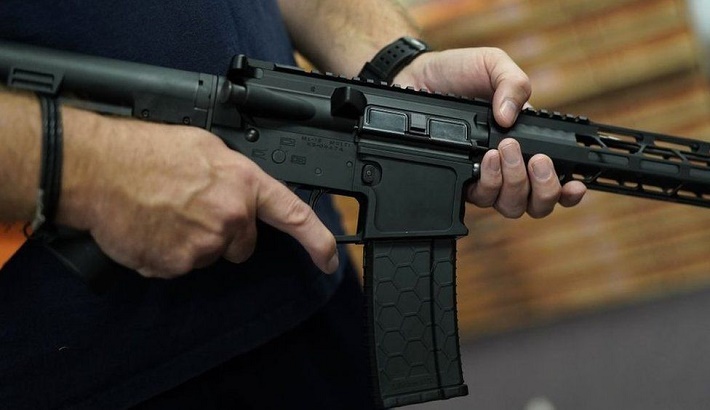 US gun laws: Judge overturns California assault weapons ba