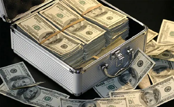 Woman shocked to find $1 billion in her bank account