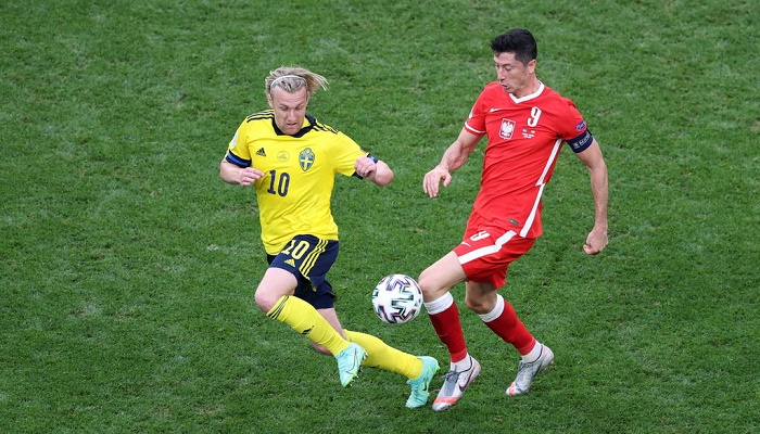 Claesson hits last-gasp winner for Sweden against Poland