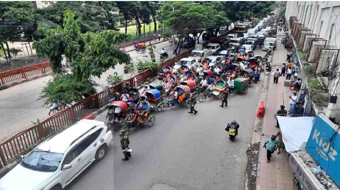 Lockdown: Vehicles, public movement increase in capital on the 6th day
