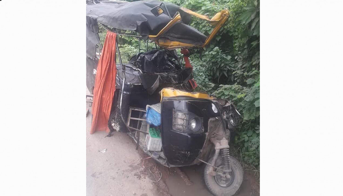 2 die as auto crashes into parked truck on Rajshahi highway