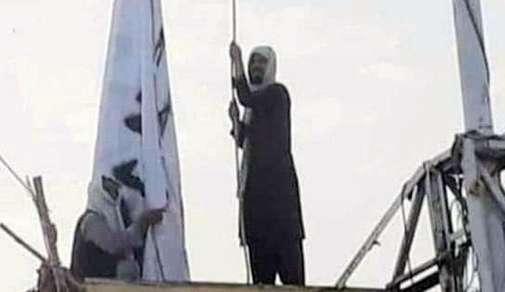 Taliban flag raised above Afghan-Pakistan border