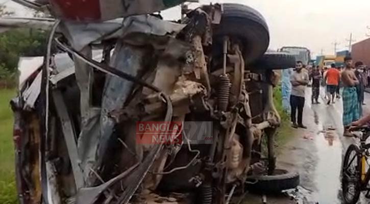 Narsingdi road crash kills three including child 