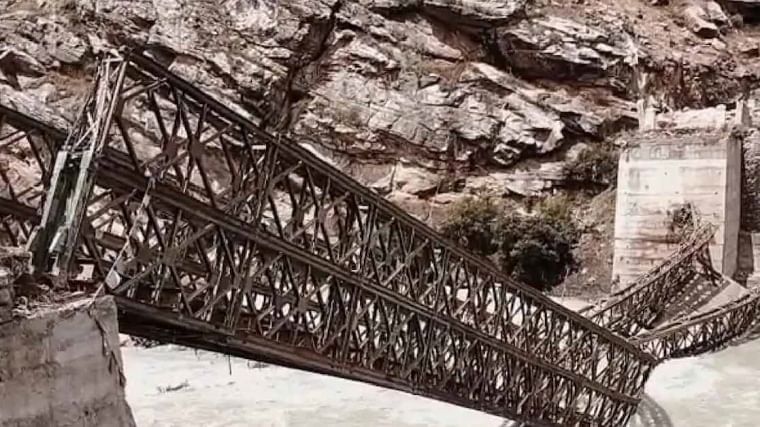 9 tourists killed as boulders hit vehicle in Himachal landslide