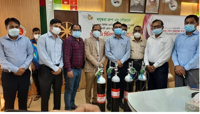Bashundhara Group gifts 100 oxygen cylinders to Narsingdi district hospital