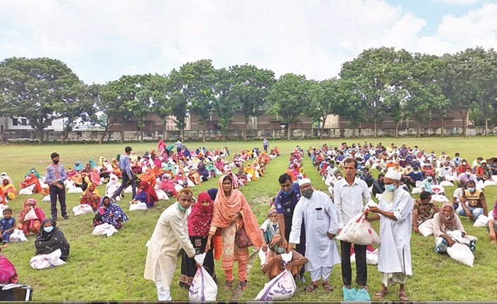 Bashundhara Group distributes relief in C’nawabganj