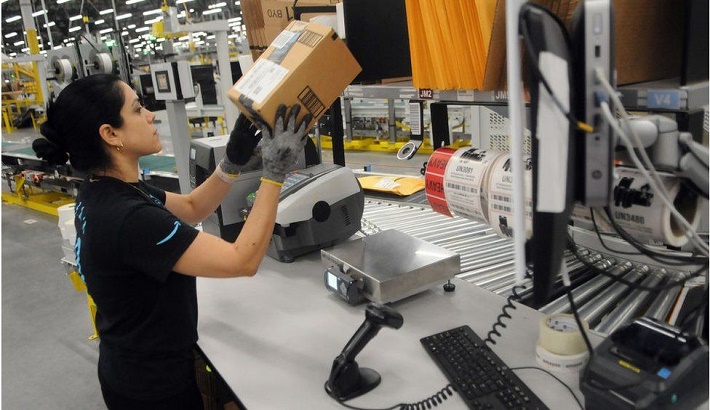 Amazon offers to pay college fees for 750,000 US staff