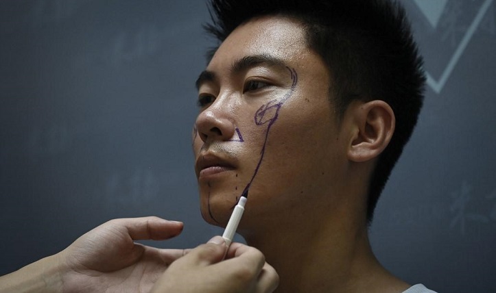 Men in China go under the knife to boost life chances