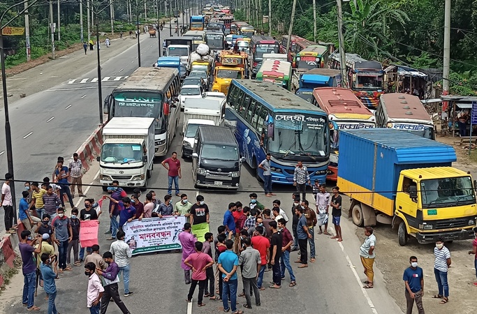 Assault on JU student: Protesters block Dhaka- Aricha highway, four Ansar men sacked
