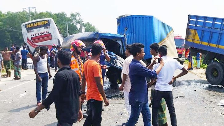 Three-way collision kills 2 in Tangail 