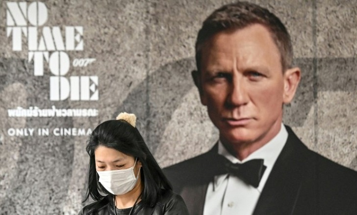 No time to wait: world premiere for new Bond movie
