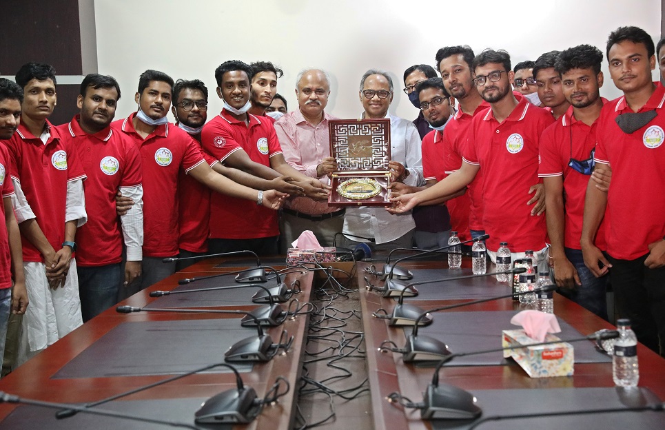 Bangladesh Pratidin honours Sangsaptak for contributing to corona resilience 