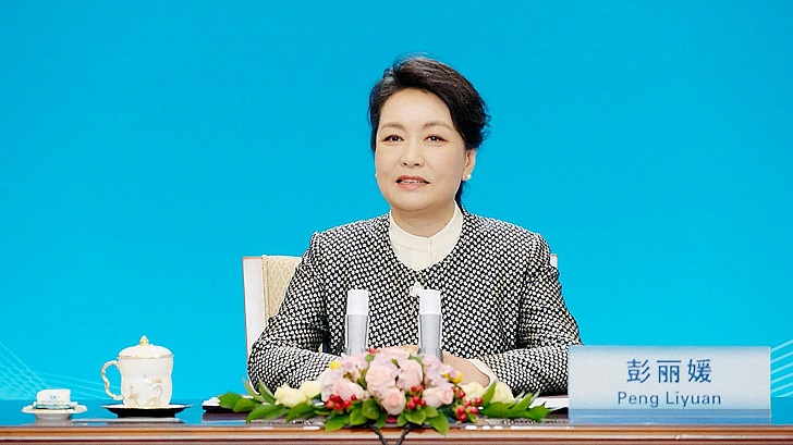 Peng Liyuan attends UNESCO award ceremony for girls, women's education