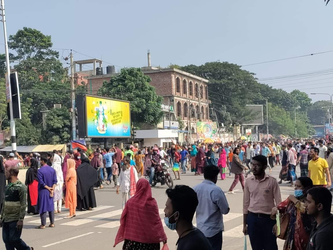 RMG workers block street, clash with police in Mirpur