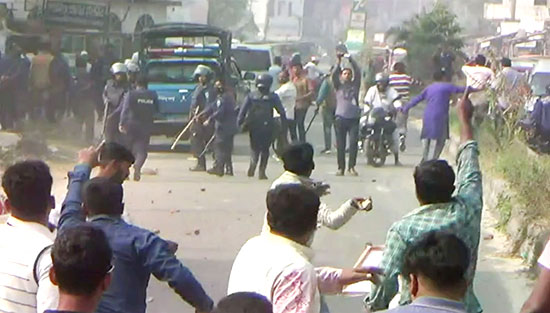 Journo among 20 hurt as BNP men, police clash in Natore
