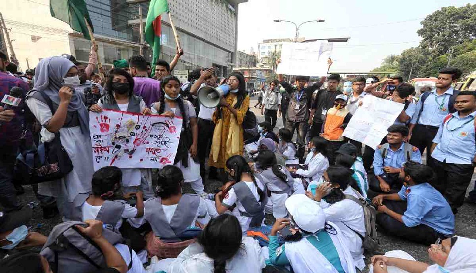 Students stage demonstration over road safety, half fare