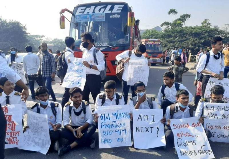 Students block Rampura bridge over SSC examinee’s death in road crash