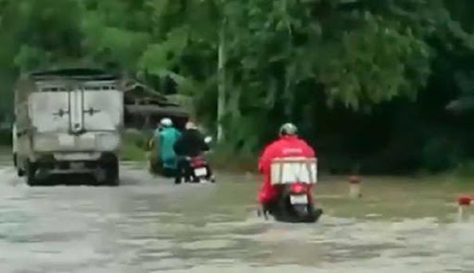 Floods leave 10 dead, missing in central Vietnam