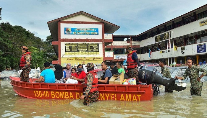 14 dead, 70,000 displaced in Malaysian floods
