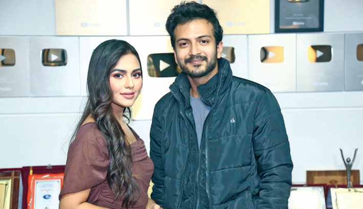 Nusraat Faria, Yash Rohan pair up for ‘Pordar Arale’