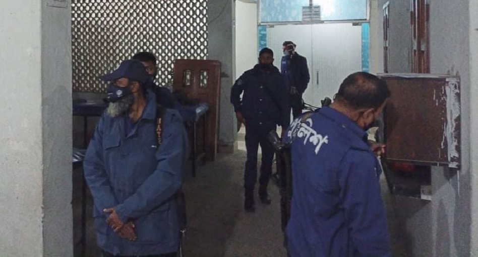 Held for killing wife, man dies in police custody
