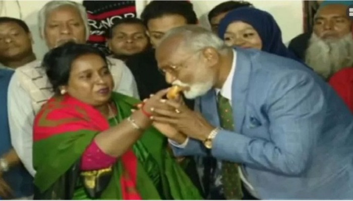 An inspiring political gesture: Ivy meets Taimur with flowers, sweets 
