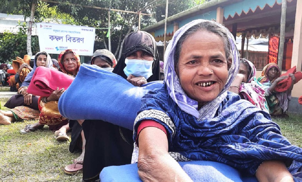 Bashundhara Group presents cold-hit poor with blankets 

