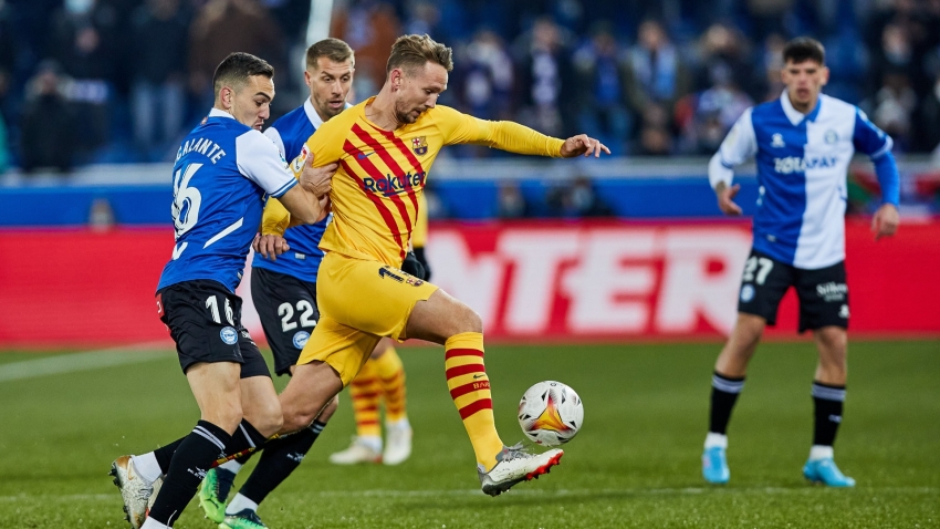 De Jong strikes late for Barca after Real Madrid pinned back by Elche