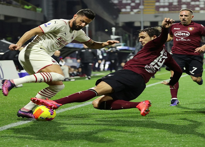 Milan held by rock-bottom Salernitana as door opens for Inter