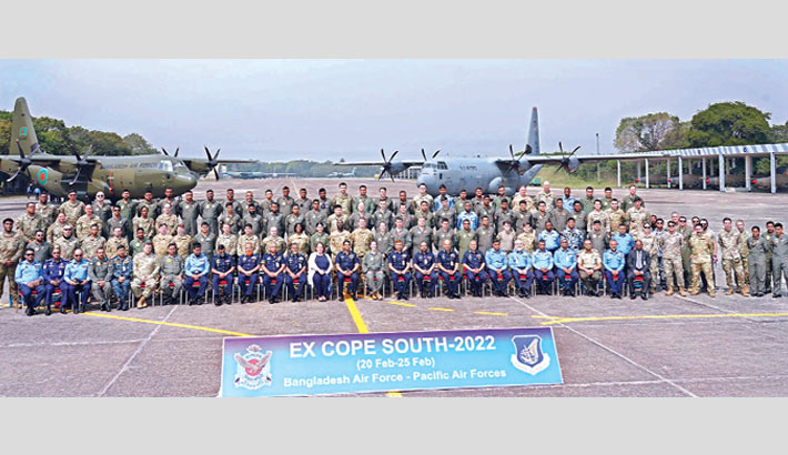 Bangladesh and U.S. personnel take a group photo at the concluding ceremony of ‘Exercise Cope South-2022’ at Bangladesh Air Force Base Bangabandhu in the capital on Friday. SUN PHOTO
