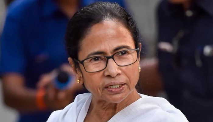 Mamata Banerjee hurt after return flight from Varanasi hits air pocket