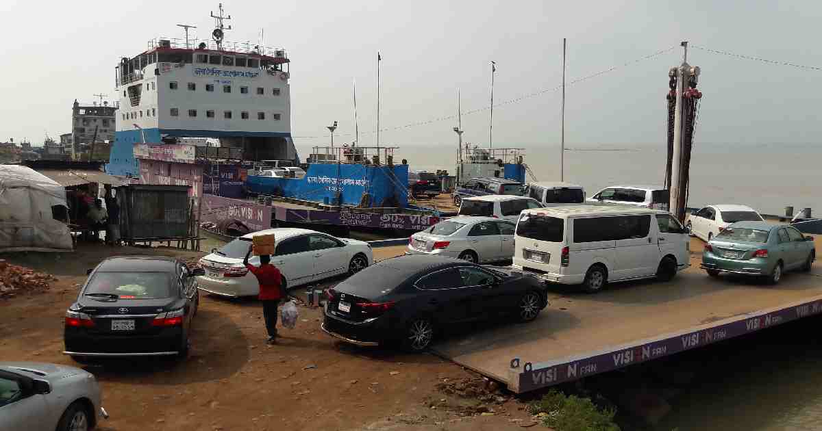 Gridlock at Paturia ghat ahead of Eid