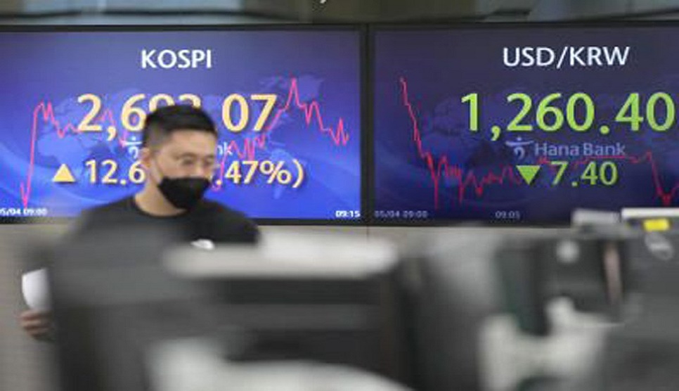 Asian stocks open mixed as investors fret over oil prices