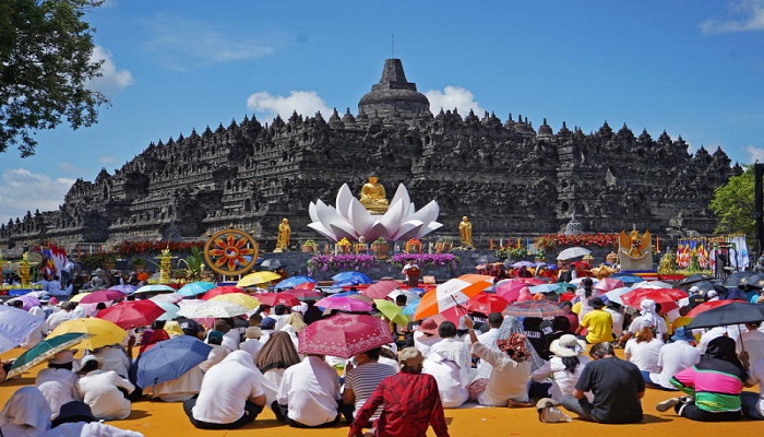 Indonesians celebrate Vesak at world's largest Buddhist temple