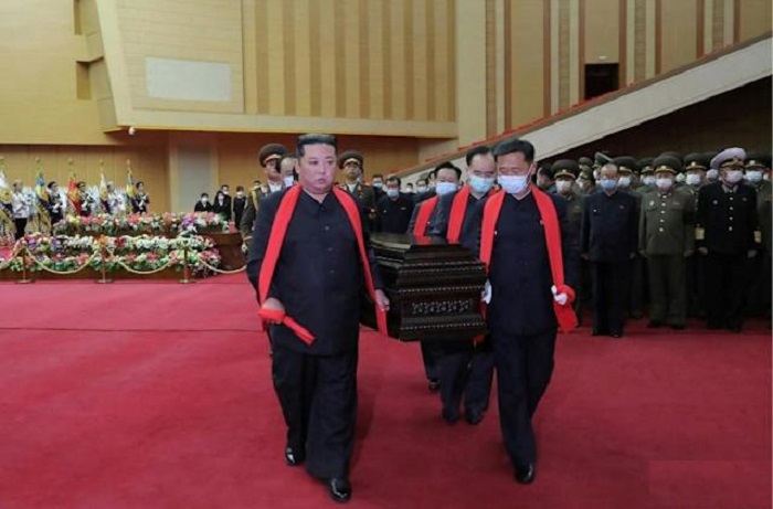 Kim Jong Un carries coffin at N. Korean military officer's funeral