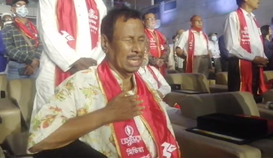 Bashundhara Media Award-2021: Veteran journalist cries profusely during national anthem