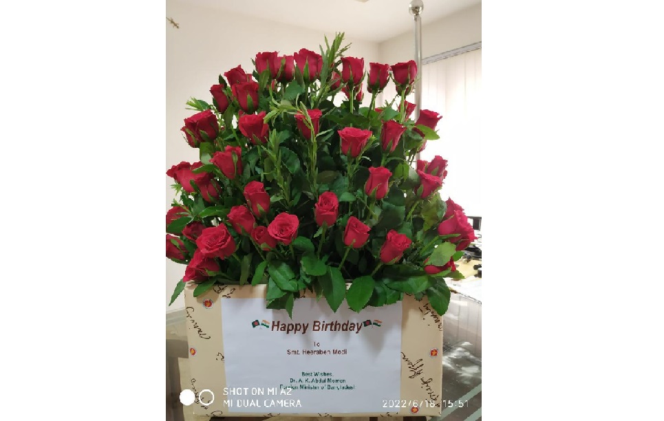 Momen wishes birth centenary of Heeraben Modi with 100 roses