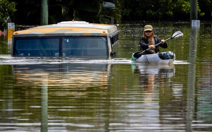 Thousands more flee as Sydney floods track north