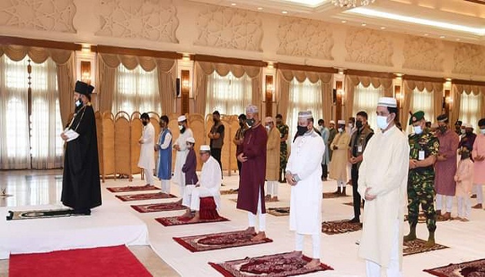 President Hamid offers Eid prayers at Bangabhaban