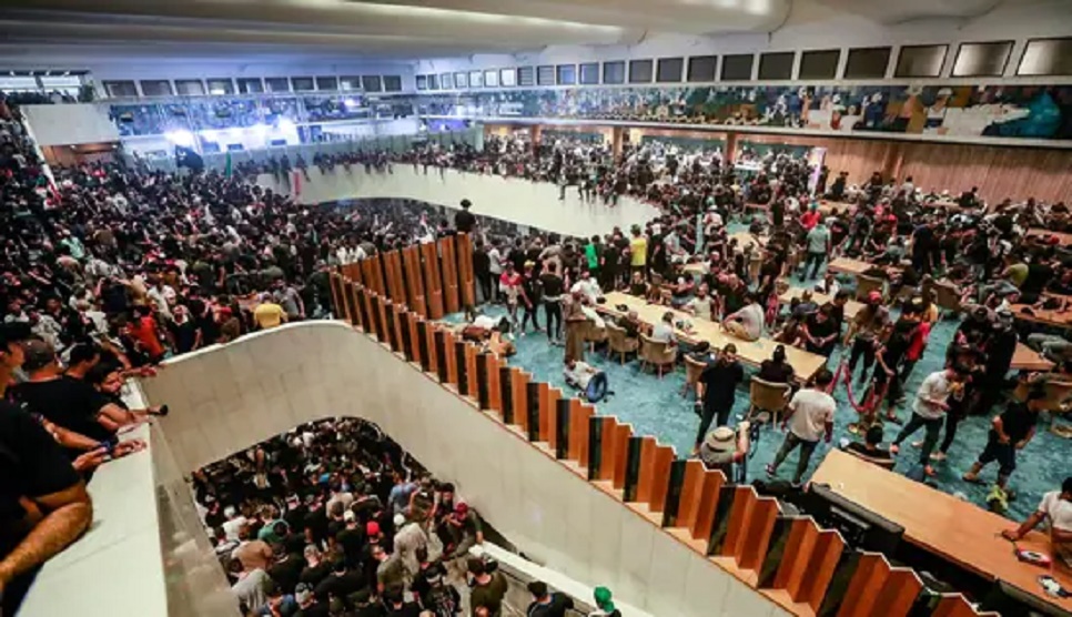 Tea, hot meals at Iraq parliament as protesters settle in