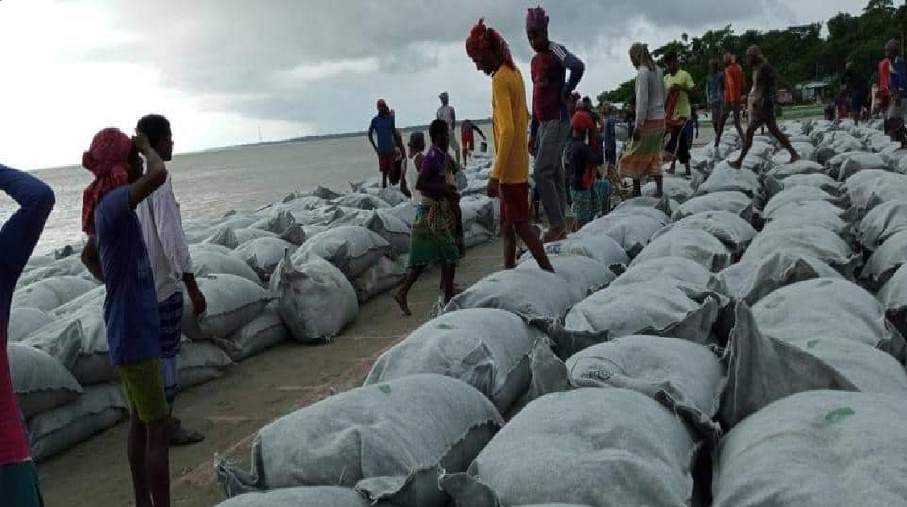 Swelling rivers inundate low-lying areas of Barishal city