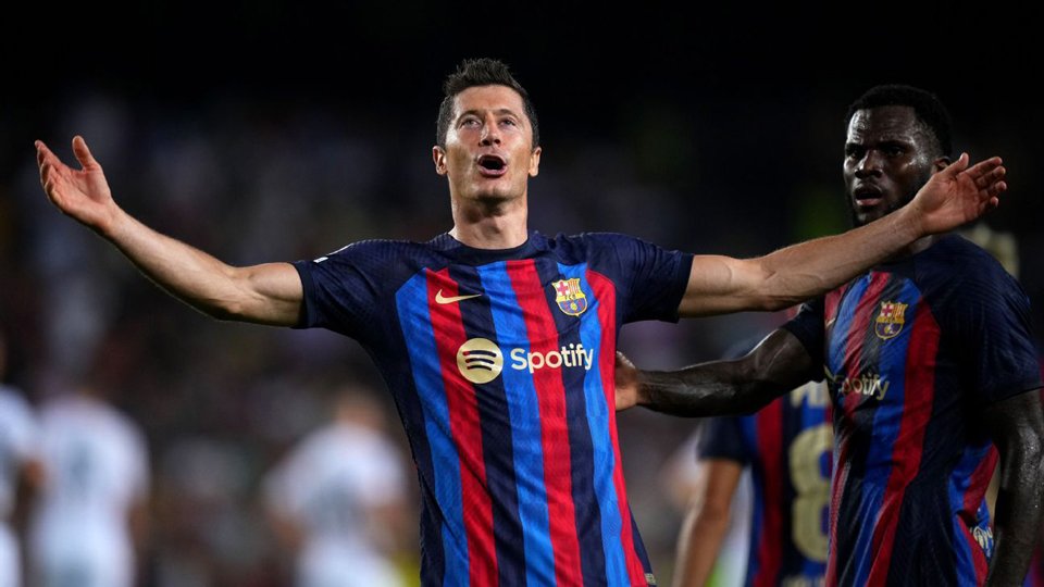 Lewandowski scores hat-trick as Barcelona thrash Plzen