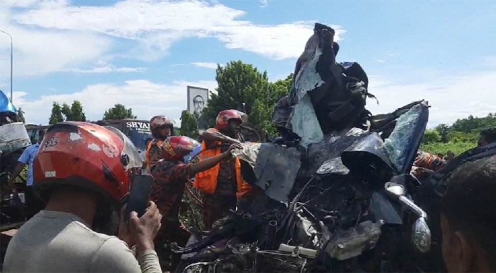 6 killed, 35 injured in Tangail bus-private car collision