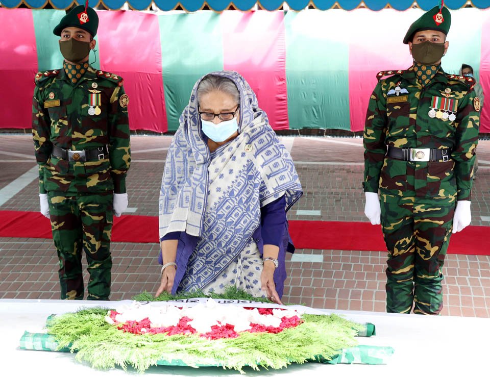 PM, her sister and family members pay homage to Bangabandhu in Tungipara