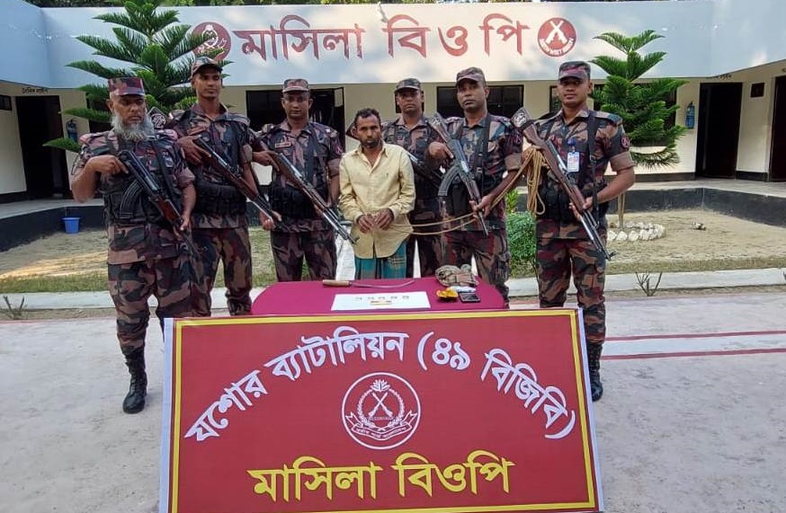 Man arrested with 6 gold bars at Chowgacha border