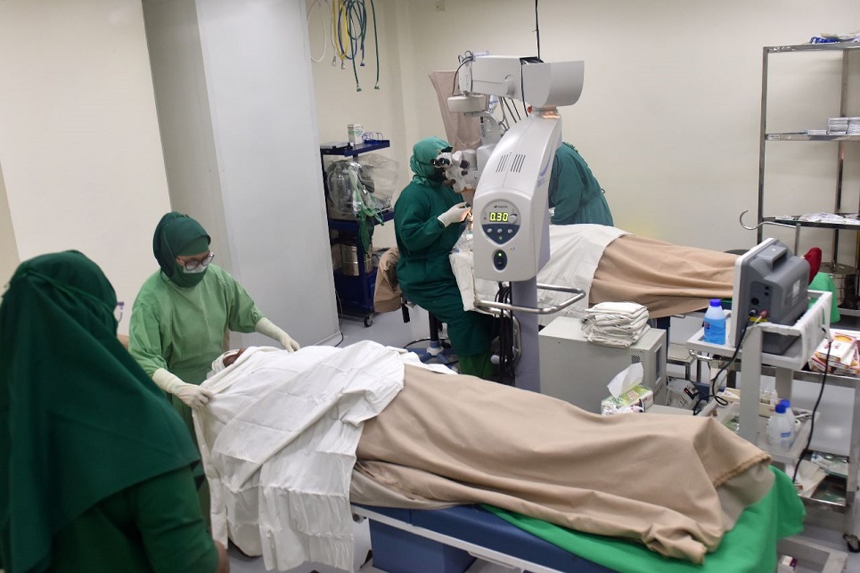 Bashundhara Eye Hospital conducts eye operations of 52 poor patients for free